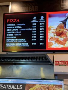 Exponen elevados precios en pizzería en Cancún 