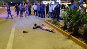 Someten a ladrón y lo dejan tirado sin ropa afuera de multiplaza en Cancún