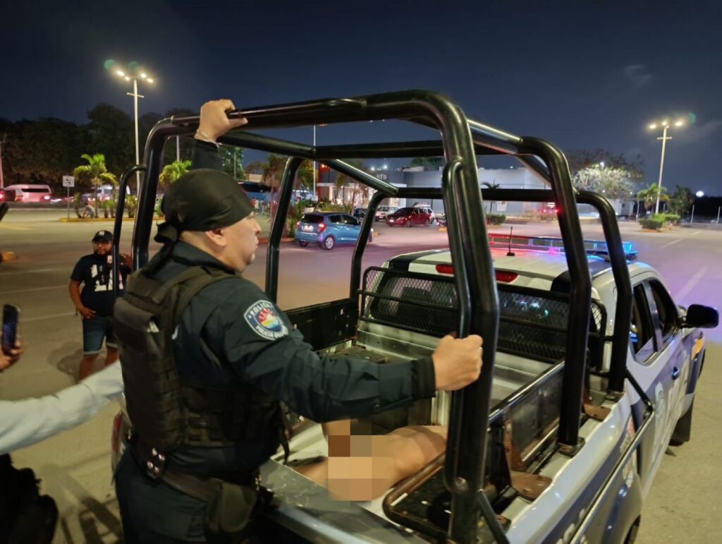 Someten a ladrón y lo dejan tirado sin ropa afuera de multiplaza en Cancún