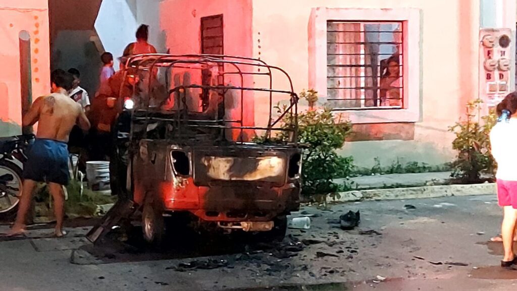 Cancún: Queman mototaxi en Kusamil y deja daños colaterales