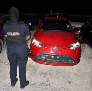 
Detienen a hombre armado y con auto robado en la SM96 de Cancún
