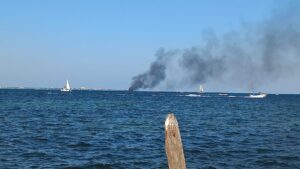 Yate se incendia entre Isla Mujeres y Cancún con pasajeros adentro