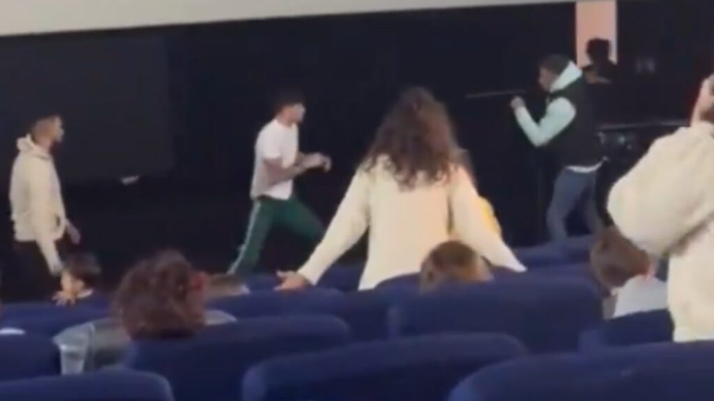 Antonio Barrul, boxeador español, defiende a mujer maltratada en un cine durante película infantil (VIDEO)