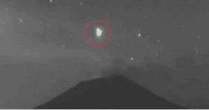 
Captan objeto extraño y luminoso en el volcán Popocatépetl (VIDEO)
