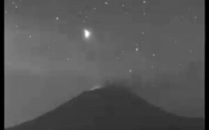 Captan objeto extraño y luminoso en el volcán Popocatépetl (VIDEO)