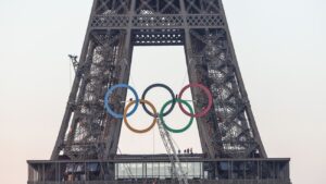 París 2024: Presentan aros olímpicos en la Torre Eiffel