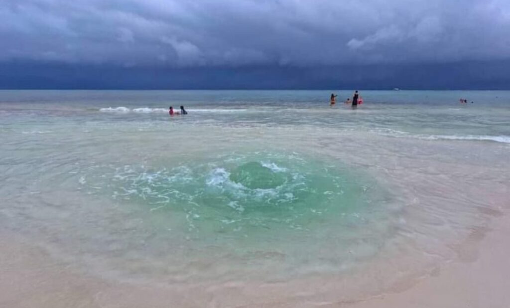Playa del Carmen: Sorprende formación de ojos de agua en el mar (VIDEO)
