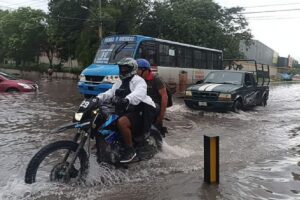 Calles de Cancun cerradas por inundaciones por fuertes lluvias 1