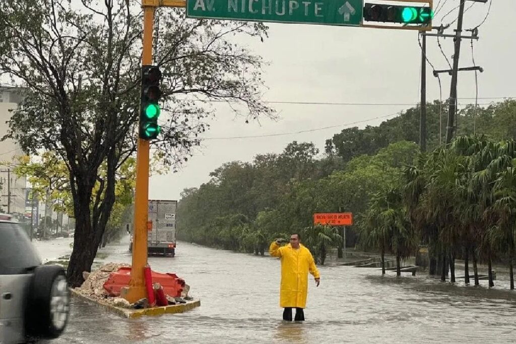 Calles de Cancún cerradas por inundaciones por fuertes lluvias (4)