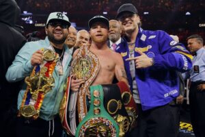 Oleksandr Usyk lanza polémicas declaraciones sobre Canelo Álvarez