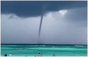 Captan tromba marina en aguas de Calderitas VIDEO