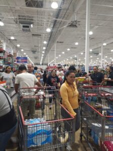Comienzan compras de panico en Cancun por el huracan Beryl ya es categoria 4 2