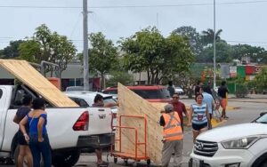 Comienzan compras de panico en Cancun por el huracan Beryl ya es categoria 4 3