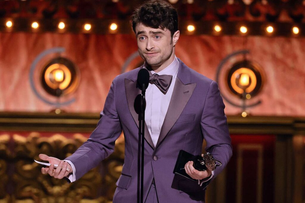 Daniel Radcliffe recibe su primer premio Tony