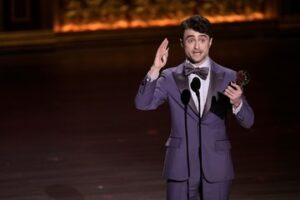 Daniel Radcliffe recibe su primer premio Tony