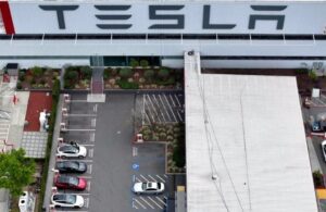 Tesla enfrenta demanda de propietarios por monopolio en reparaciones y refacciones