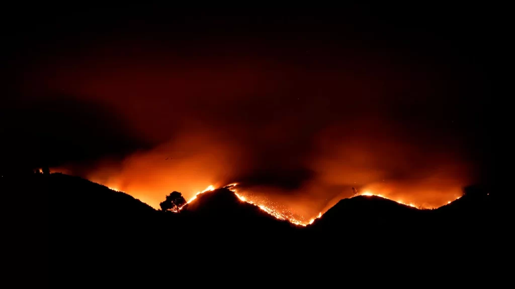 Evacúan un pueblo entero en Nuevo México por un par de incendios intensos