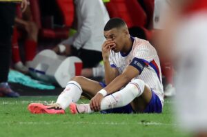 Kylian Mbappe se fractura la nariz en la Eurocopa 2024 y tendra que usar mascara