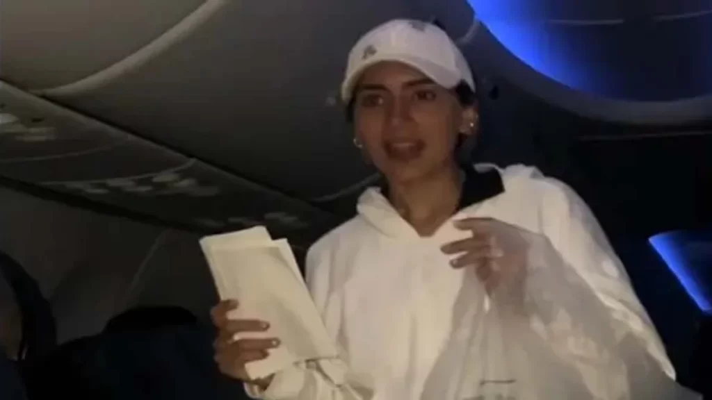 Mujer vende donas en un avión y es criticada