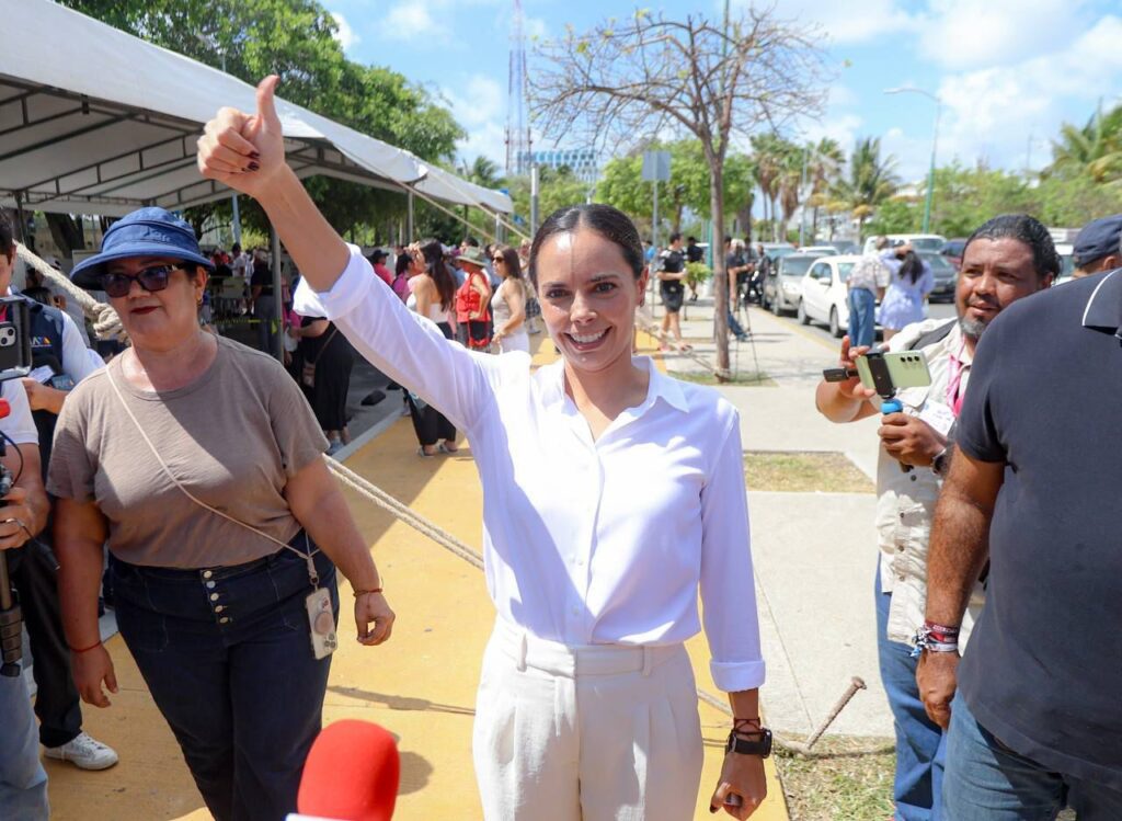 Vota Ana Paty Peralta en jornada electoral en Cancún