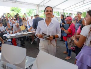 Vota Ana Paty Peralta en jornada electoral en Cancun 2