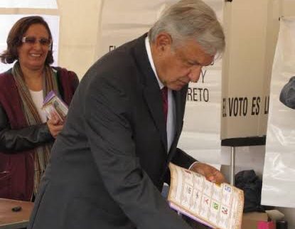 Acude el presidente López Obrador a votar acompañado de su esposa