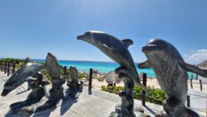 La nueva escultura en Playa Delfines 