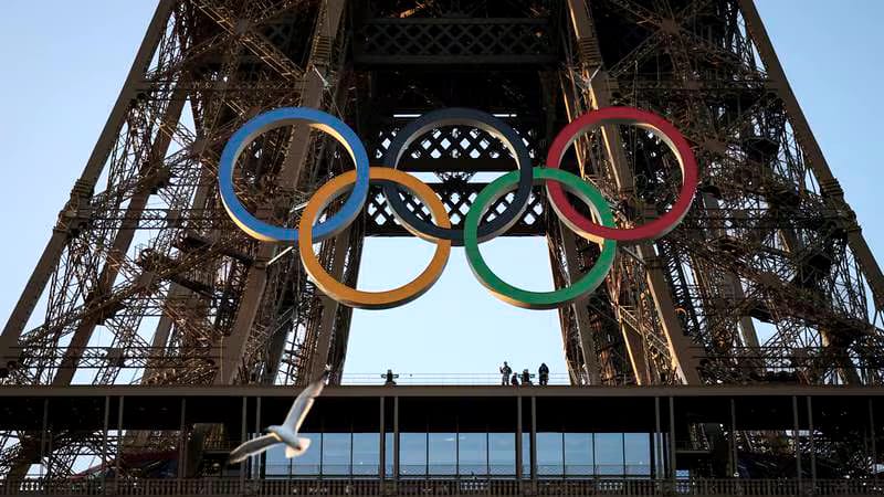 París 2024: Presentan aros olímpicos en la Torre Eiffel