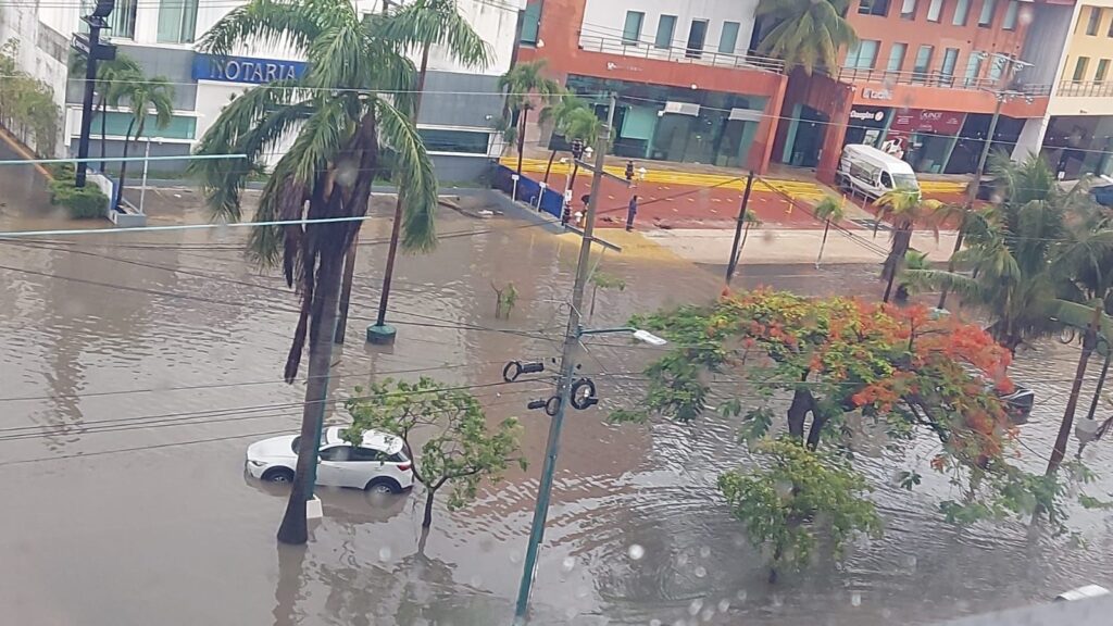Amanece Cancún bajo el agua luego de al menos cinco horas de lluvia intensa