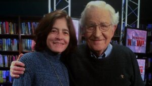 Noam Chomsky y su esposa