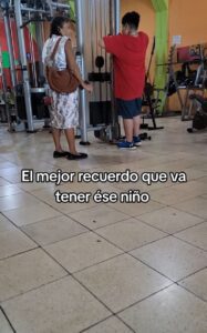 Abuelita acompaña a su nieto al gym