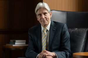 Julio Frenk se convierte en el primer latino en ser rector de la UCLA