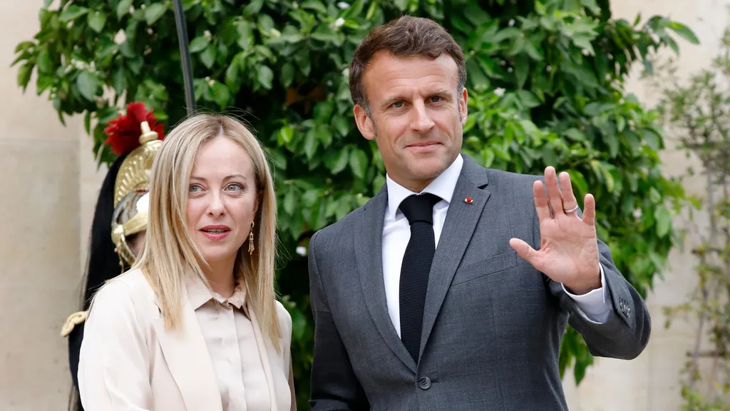 giorgia meloni primera ministra italiana y emmanuel macron presidente frances en su reciente encuent 4fd9