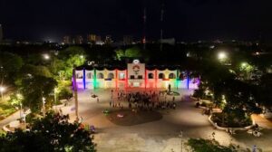 Iluminan con 'luces del orgullo' el Palacio Municipal de Cancún