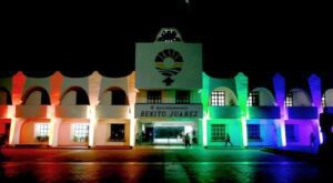 Iluminan con 'luces del orgullo' el Palacio Municipal de Cancún