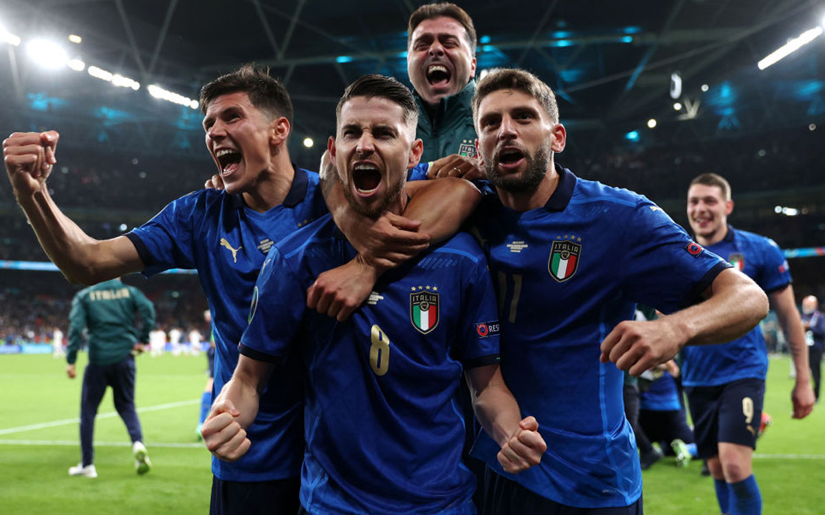 jugadores italia festejando pase euro