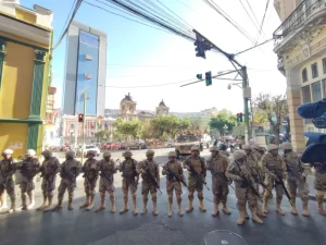 Militares penetran la Plaza Murillo de Bolivia 