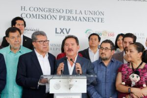 El líder de Morena en la Cámara de Diputados anunció este jueves que el grupo parlamentario promoverá las 18 reformas constitucionales propuestas por AMLO