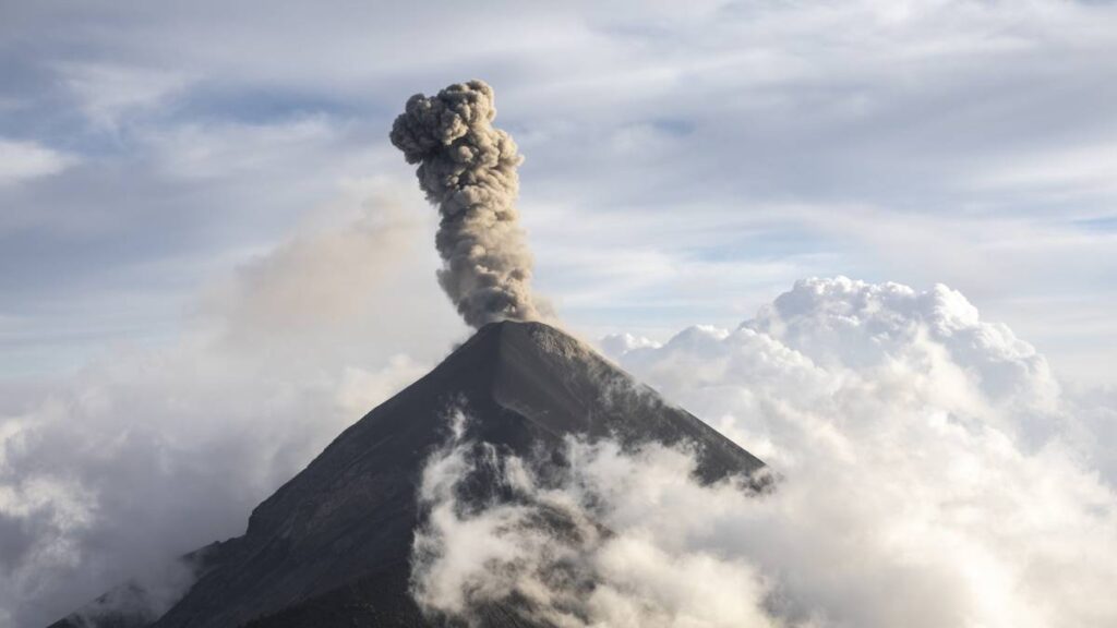 "Expulsa gas y ceniza" Alertan por actividad de volcán en Guatemala