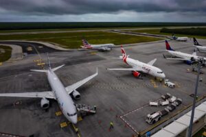 100 vuelos cancelados en el Aeropuerto de Cancun por el huracan Beryl 2