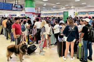 100 vuelos cancelados en el Aeropuerto de Cancun por el huracan Beryl 3