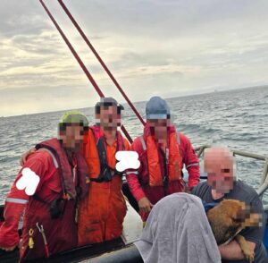 Trabajadores petroleros rescatan a perrito en el Golfo de México