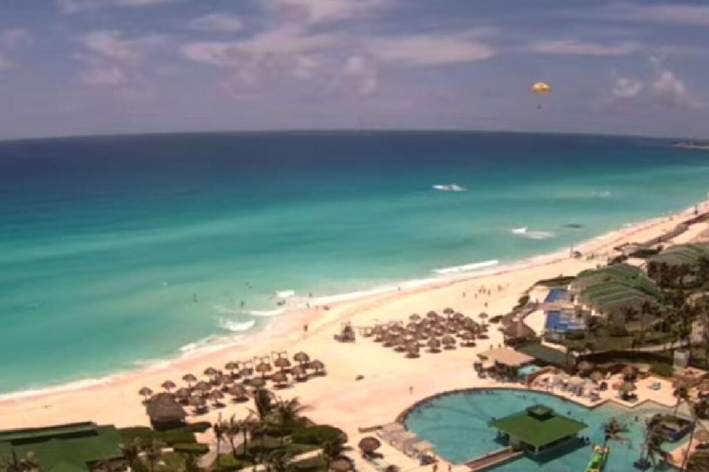 Así están las playas de Cancún a 2 mil km de la llegada del huracán Beryl