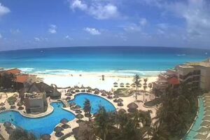 Asi estan las playas de Cancun a 2 mil km de la llegada del huracan Beryl 3