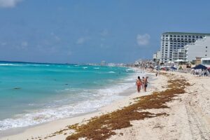 Asi estan las playas de Cancun a 2 mil km de la llegada del huracan Beryl 5