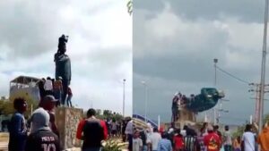 Derriban estatuas de Hugo Chavez en Venezuela por protesta electoral