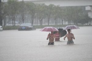 Evacuan a mas de 240 mil personas por fuertes lluvias en China