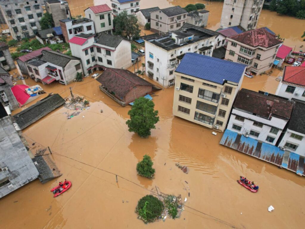 Evacuan a más de 240 mil personas por fuertes lluvias en China