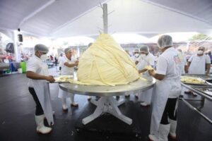 Oaxaca rompe récord Guinness con el quesillo más grande del mundo