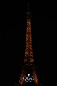 La Luna y los aros olímpicos se alinean en la Torre Eiffel